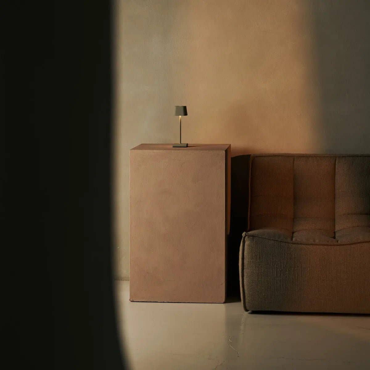 Tavellio - Wholesale Accent/Desk Lamp - Sarphati Mini Shadow Grey Cordless Table Lamp | Rechargeable via Charging Station & 3 Light Modes5