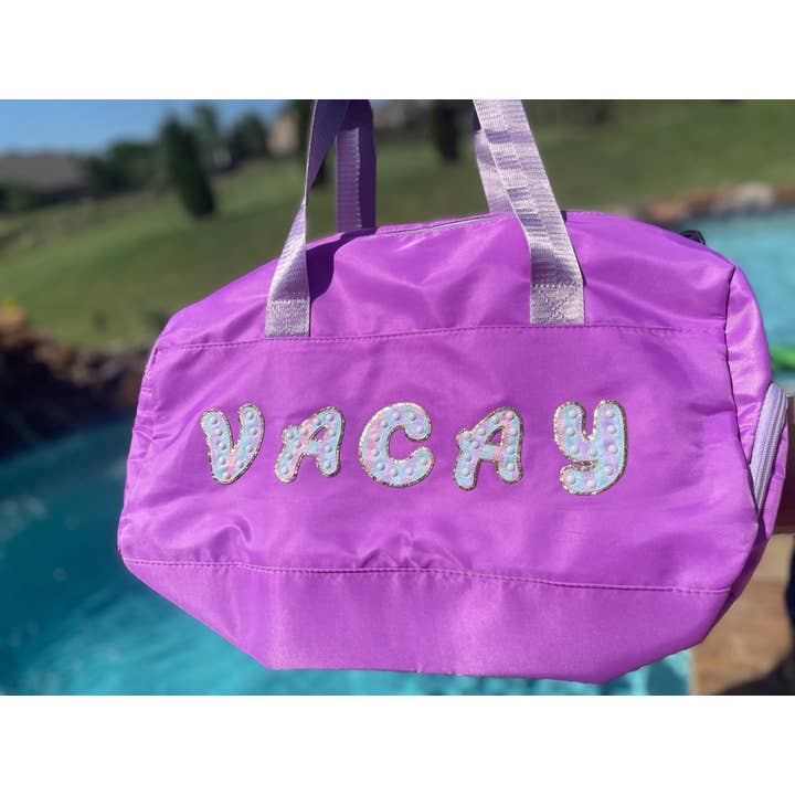 Borsone con toppa in ciniglia Vacay ๐ผ Vacanza per la vendita all'ingrosso da parte di Dilworth Road