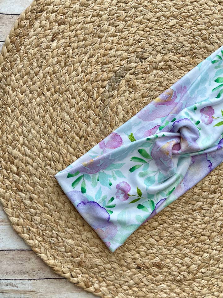 Bandeau torsadé en tricot à roses lilas pour la vente par Designs by Rachel Joy