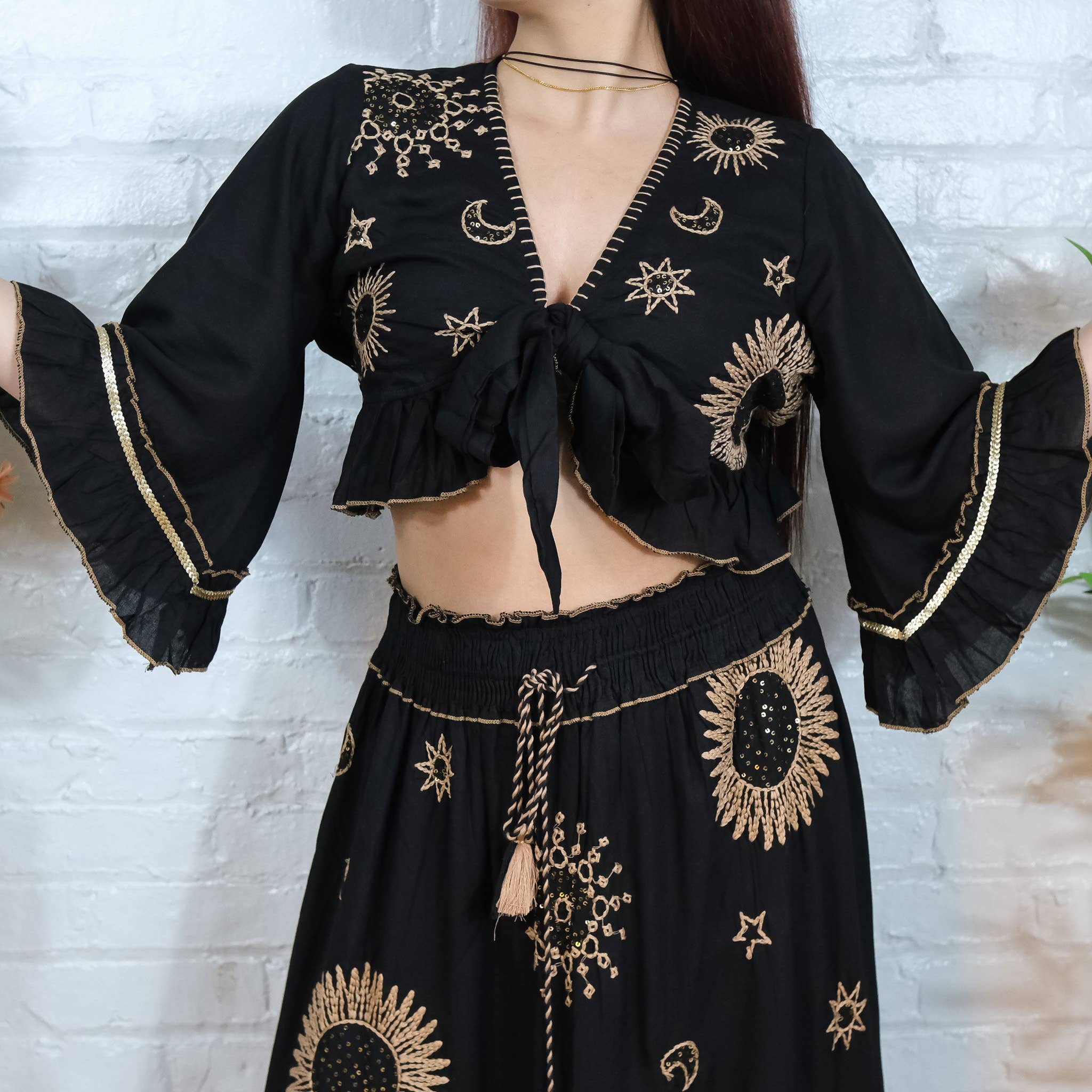 Karma Nepal Crafts – Großhandel Set aus Oberteil und Rock – Damen – Fließender, gestufter Rock mit Handstickerei und Oberteil mit Rüschenärmeln8