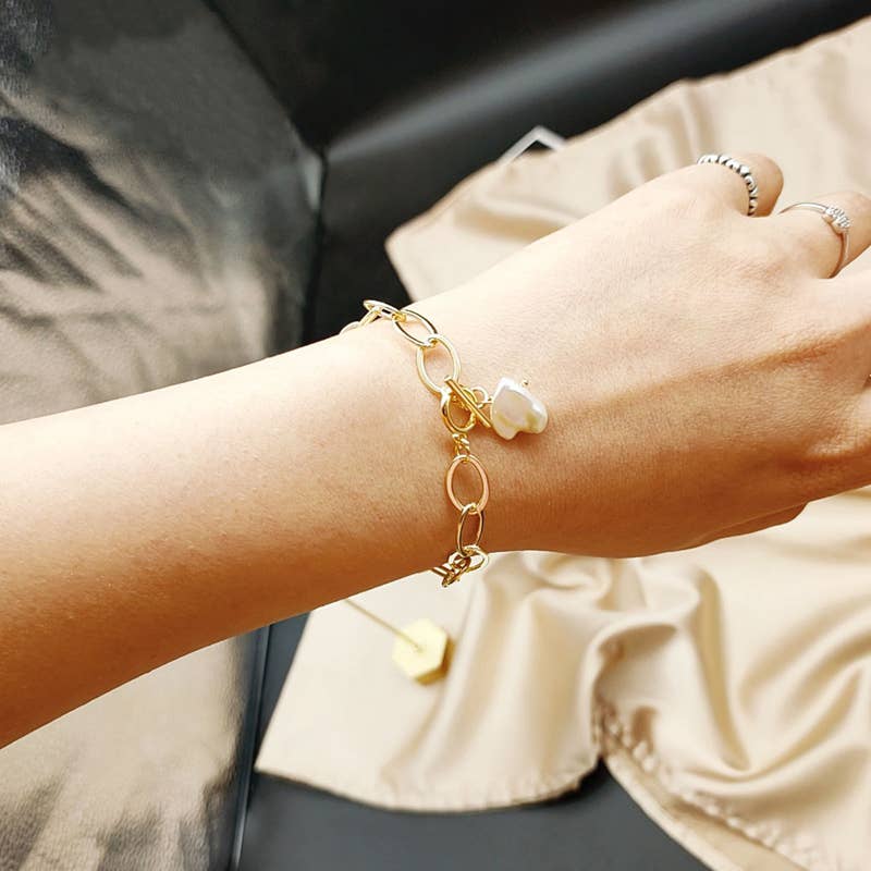 Mara Blak - Hidden Gems – wholesale Charm/dangle bracelet – Gold Link Chain Bracelet with Baroque Pearl – Sopho1