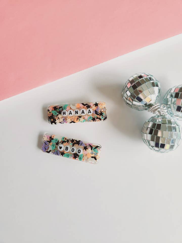 Personlig Halloween navn hår klip pastel spøgelse for engroshandel hos KbCreatedCo