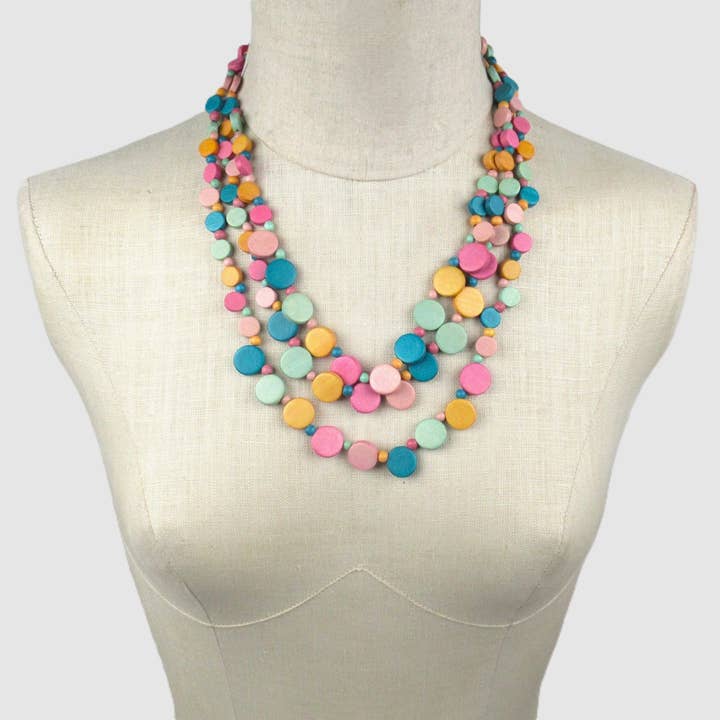 Collier Jessica à 3 rangs de perles en bois colorées et douces pour la vente par Katie and Company