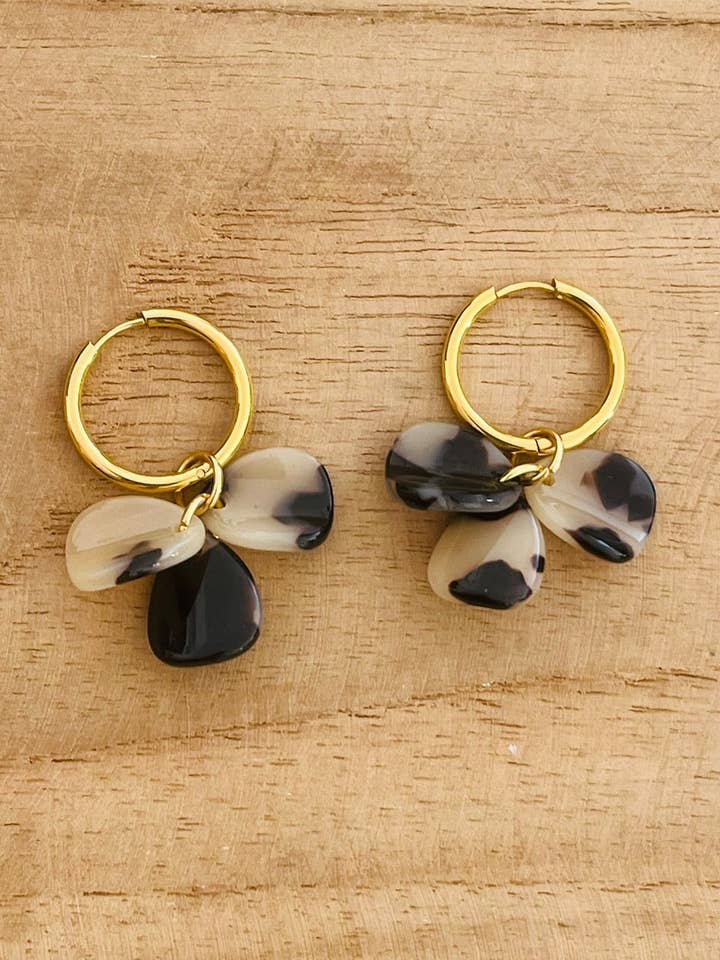 JOLIA creole hoop earrings - beige and black petals for wholesale by Innaya
