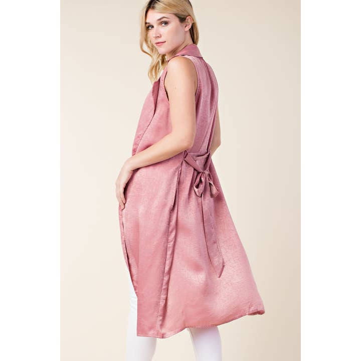 GILET LONG À COL SATIN AVEC NŒUD PAPILLON pour la vente par VOCAL