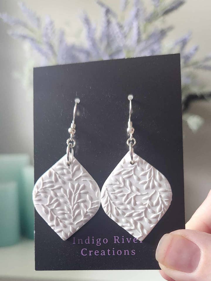 Pendentifs en diamant texturé blanc pour la vente par Indigo River Creations