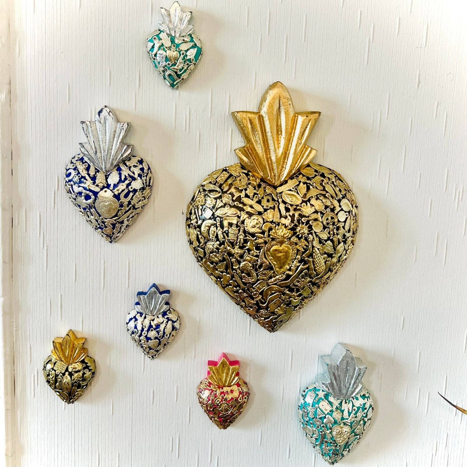 PINK PAMPAS - Vendita all'ingrosso Decorazioni da tavolo - Mini Cuore Sacro in legno artigianale messicano con ex voto3