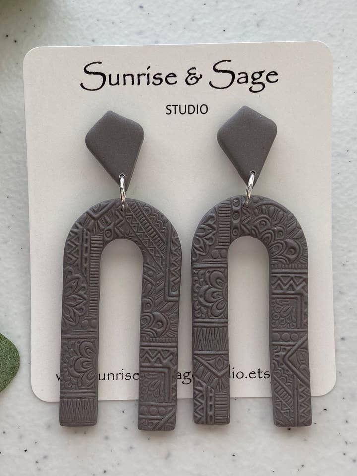 Grijze Art Deco Clay Bengelen Oorbellen voor wholesale door Sunrise and Sage Studio