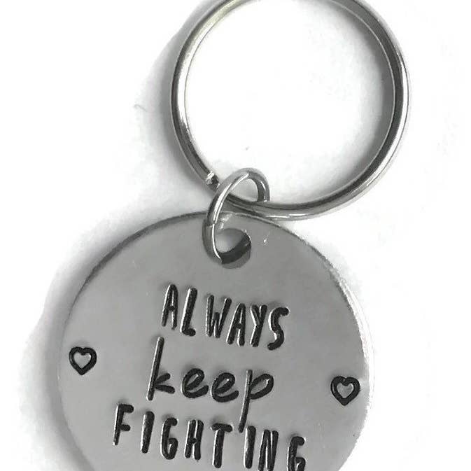 Always Keep Fighting, porte-clés Akf, porte-clés inspirant, porte-clés pour soins personnels, message positif, porte-clés à message positif, estampillé à la main pour la vente par Team Neville