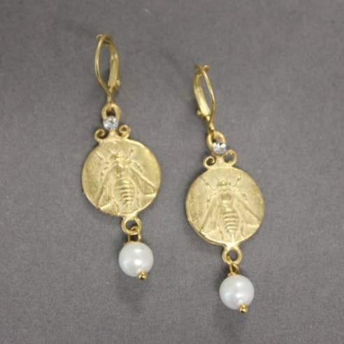 ER42P Circle Coin Bee ørering med Shell Pearl Drop for engroshandel hos Weisinger Designs