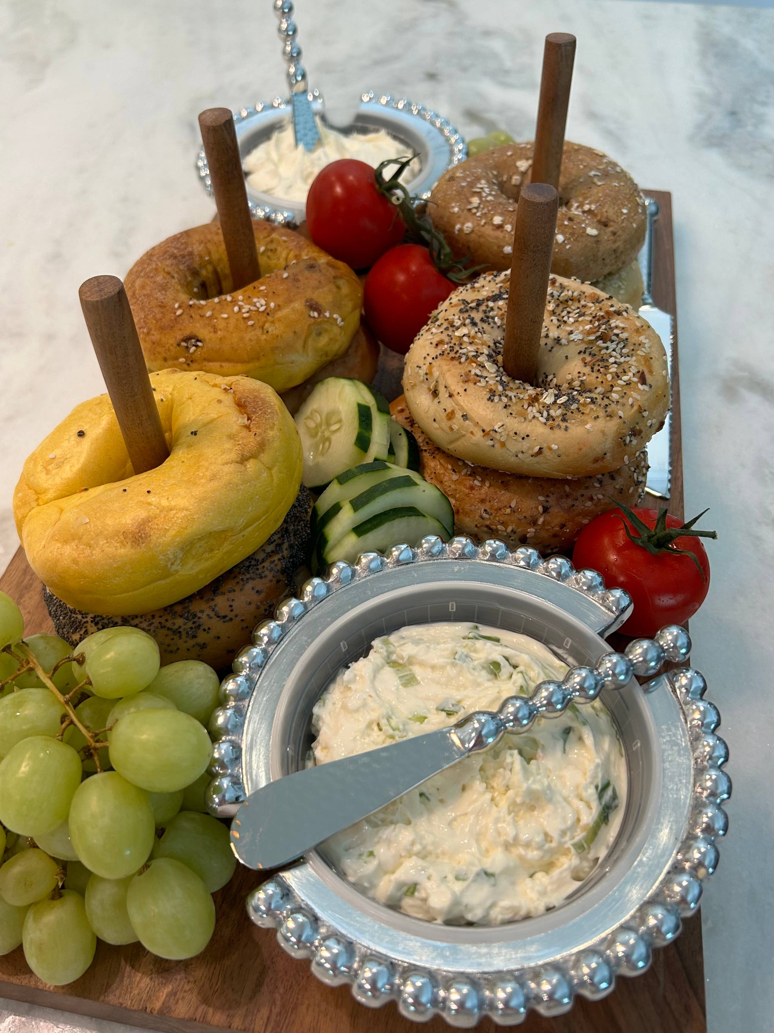 Inspired Generations – Großhandel Serviertabletts – Brunch-Tablett mit Bagels an Bord1