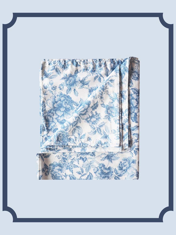 Drap plat Bridgerton en tissu Liberty REGENCY TRAIL CHINA BLUE pour la vente par Coco & Wolf