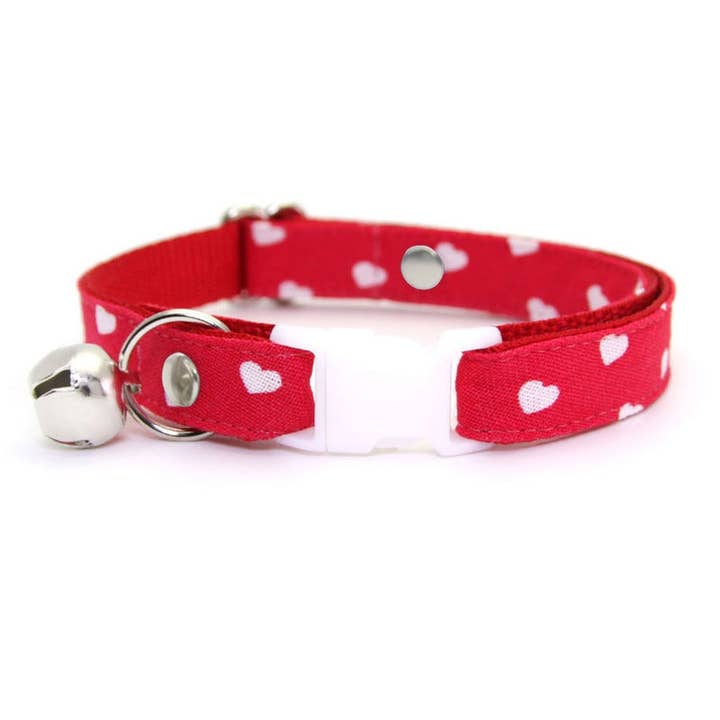 « Love Song » - Collier pour chat en forme de cœur pour la Saint-Valentin pour la vente par Made By Cleo