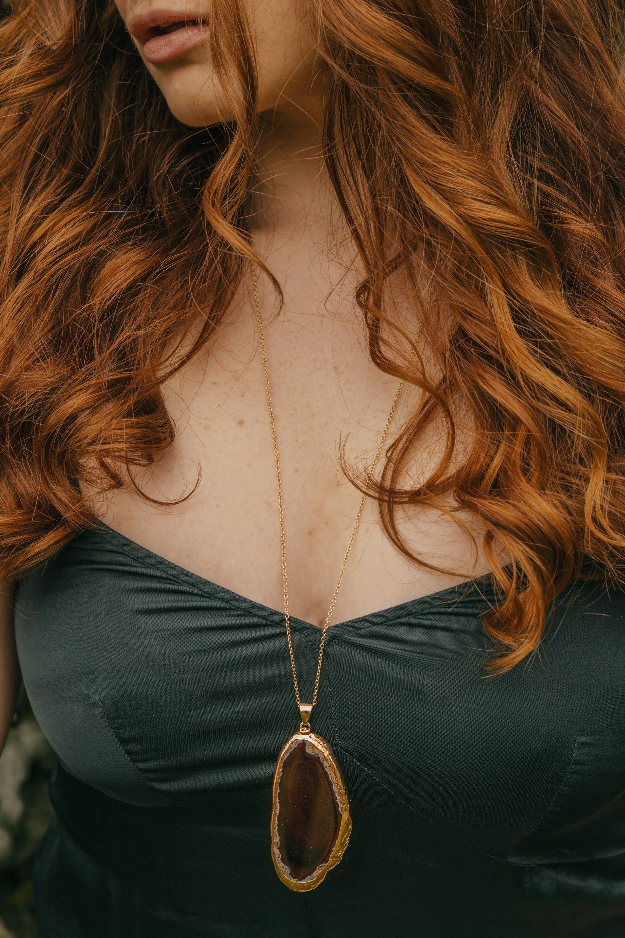 Xander Kostroma - Vente Colliers à pendentif - Collier sautoir en agate noire avec bordures dorées3