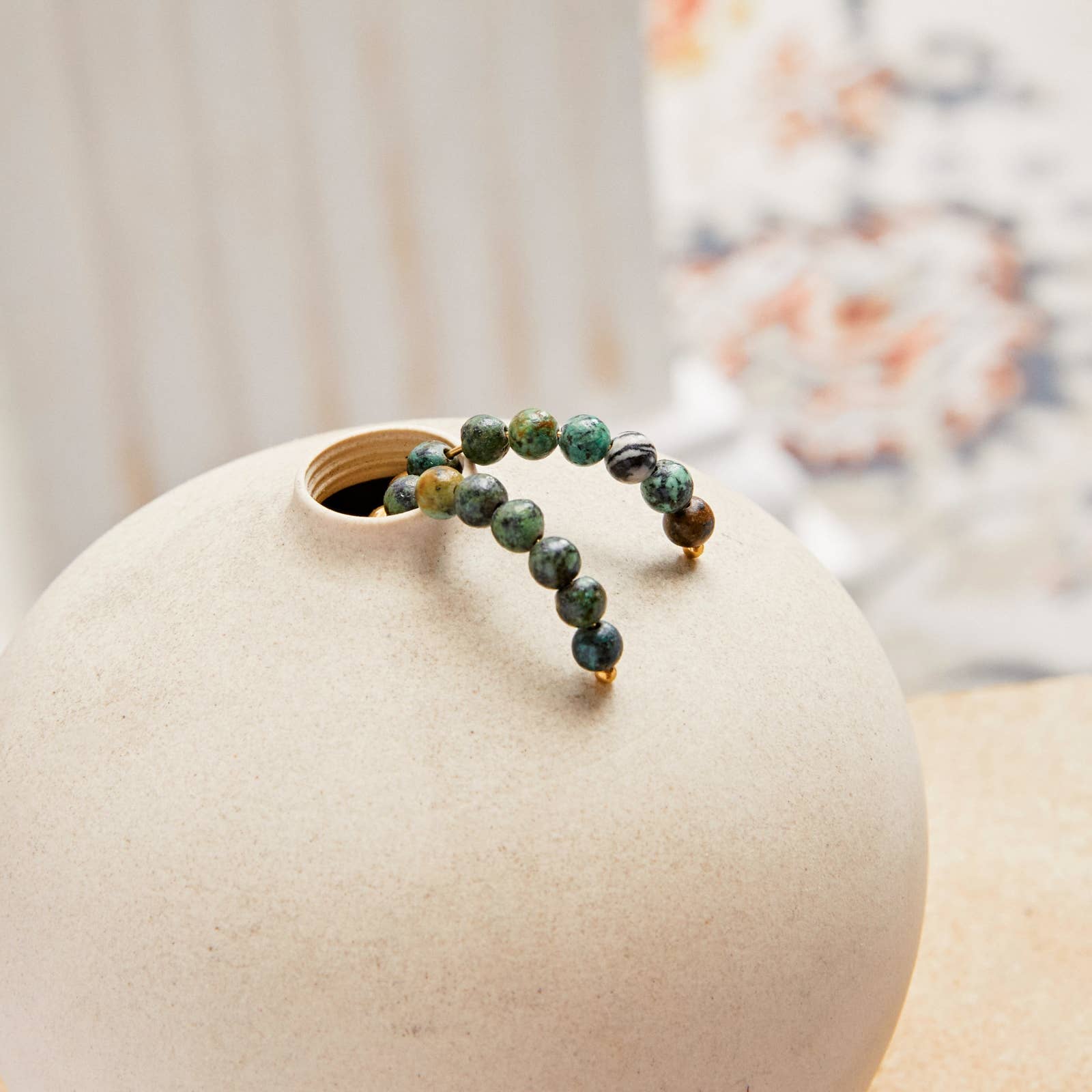 Lovelika – Engroshandel Enkeltøreringe – Creoler med naturlige sten - Freesia1