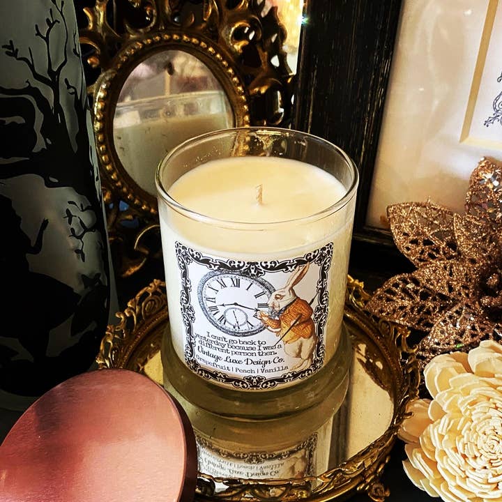 Vintage Luxe Design Co. - Vente Bougie en bocal - Bougie en cire de soja Alice au pays des merveilles 10 oz - Lapin blanc fantaisiste3