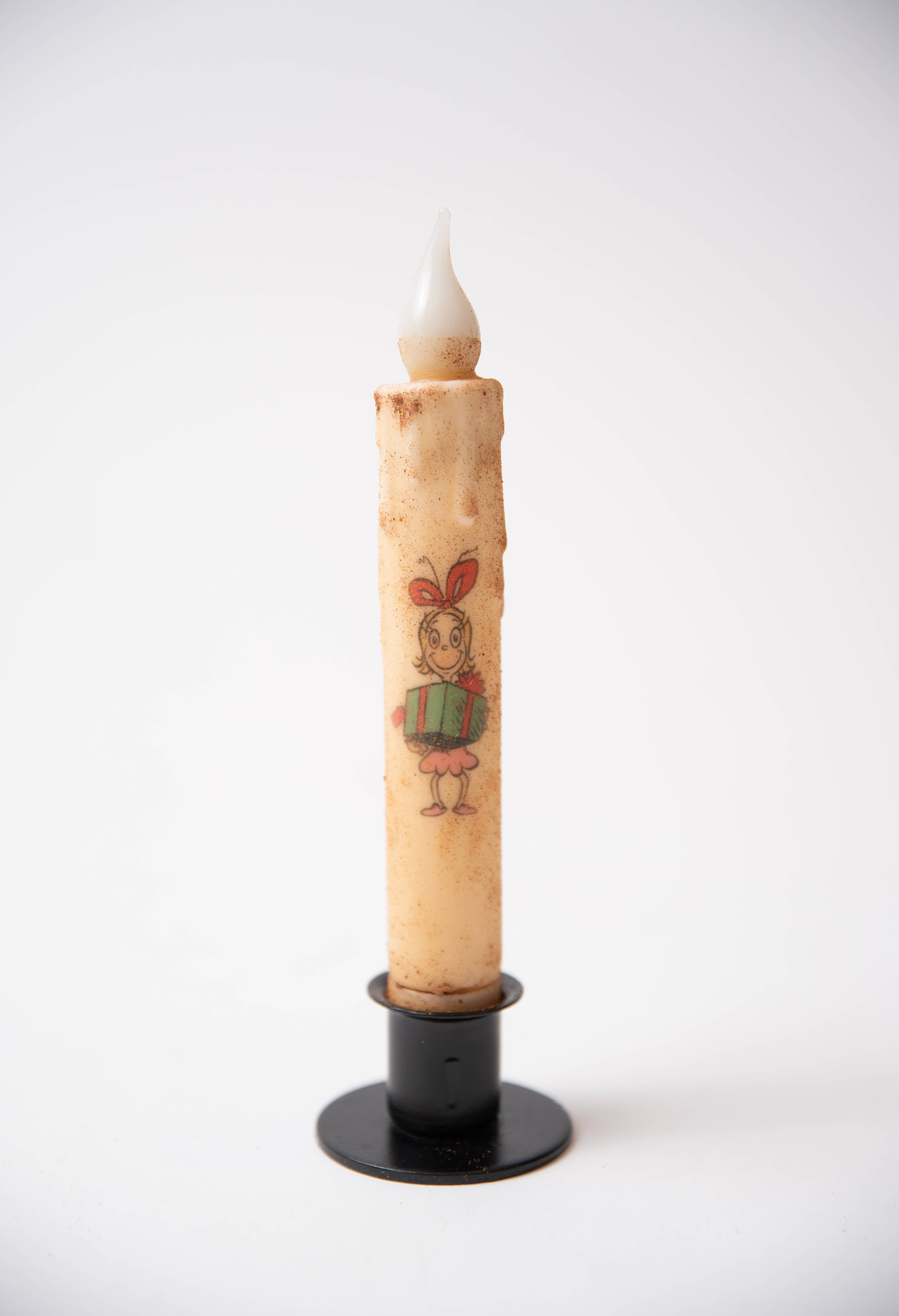 LMS Wholesale – Vela sem chama por atacado – Cindy Lou Who Vela cônico com Temporizador LED Operada a Bateria2