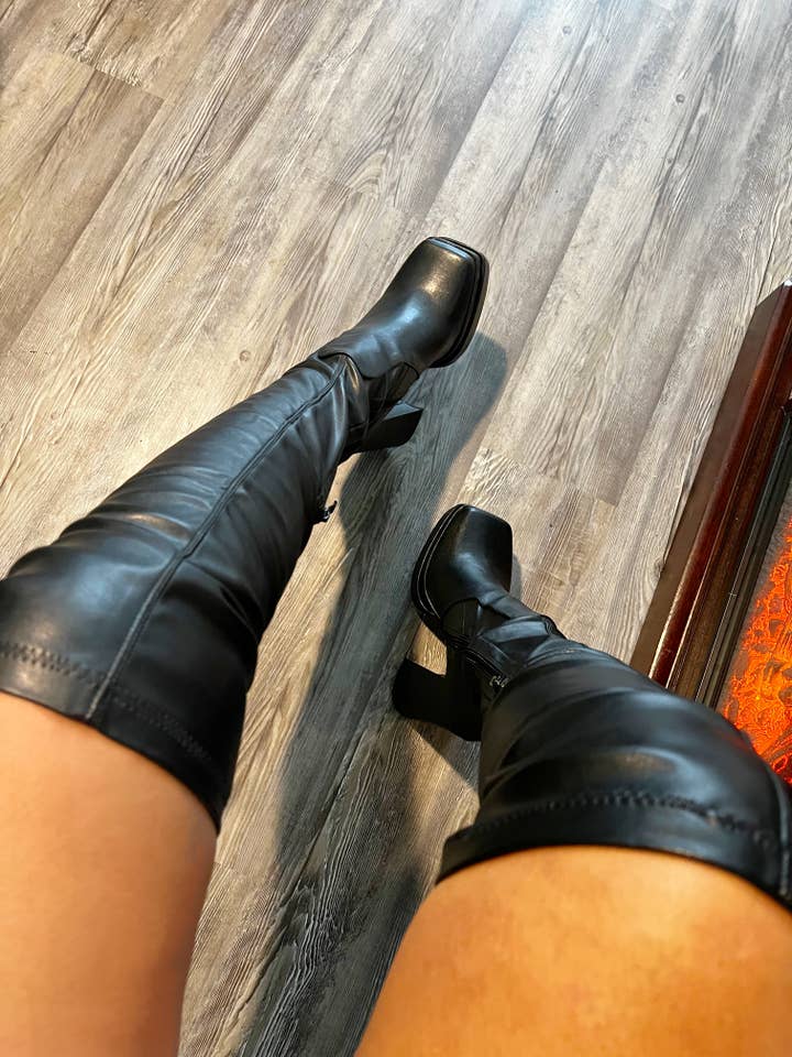 « Always a Baddie » zwarte laarzen met blokhak en vierkante neus tot over de knie voor wholesale door Chic Universe