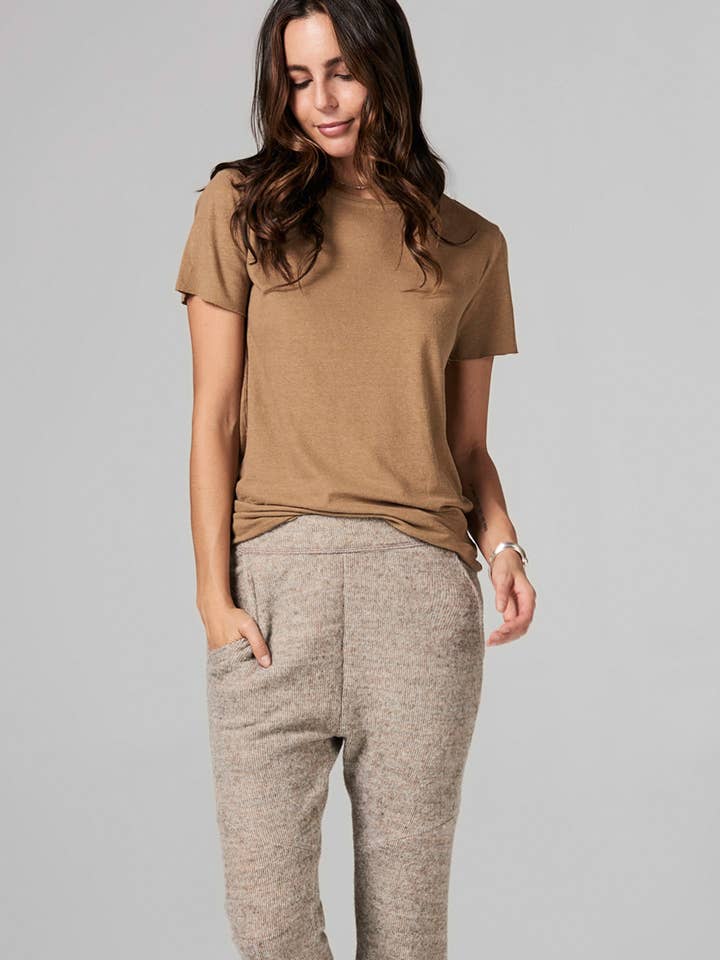 T-SHIRT GIROCOLLO IN MISTO LINO DA DONNA - CAMMELLO per la vendita all'ingrosso da parte di Mika Jaymes