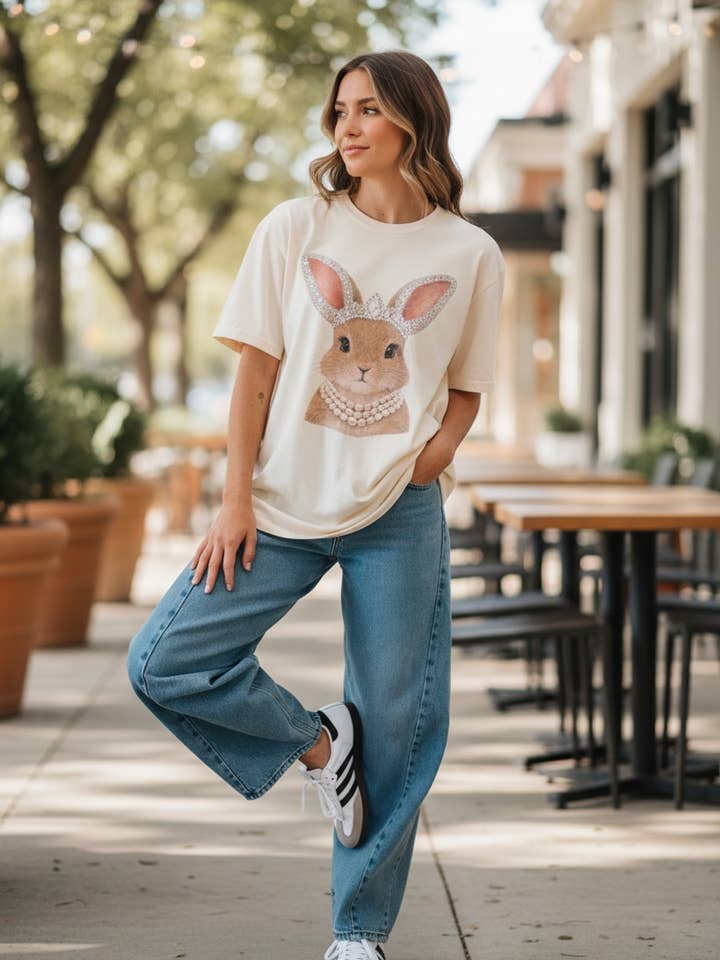 T-shirt graphique Lapin avec couronne et perles pour la vente par Keep it Gypsy
