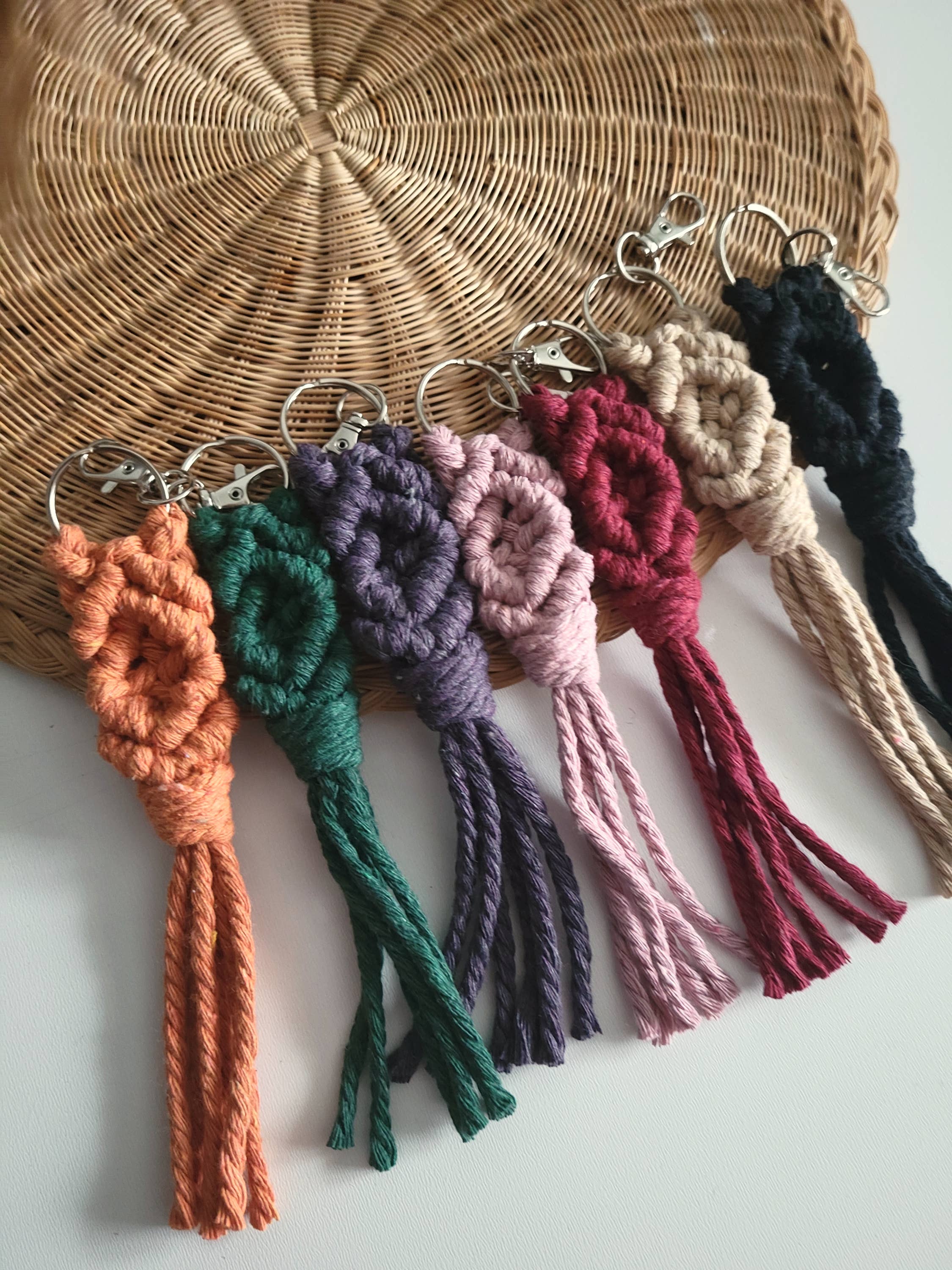 Ruby Moon Decor – Engroshandel Nøglering - Dame – Macrame Boho Nøgleringe, 18 farver1