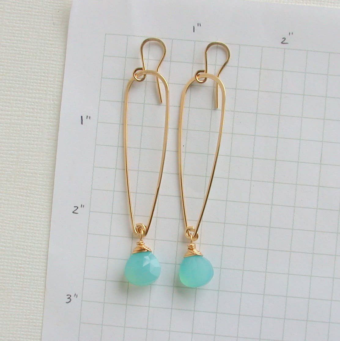 Linda Trent Jewelry - Vente Boucles d'oreilles pendantes - Boucles d'oreilles fines en forme de larme en calcédoine3