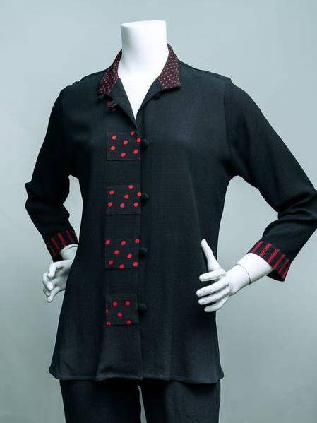 Veste coupe « 910 » avec bordure noire/rouge pour la vente par Marla Duran