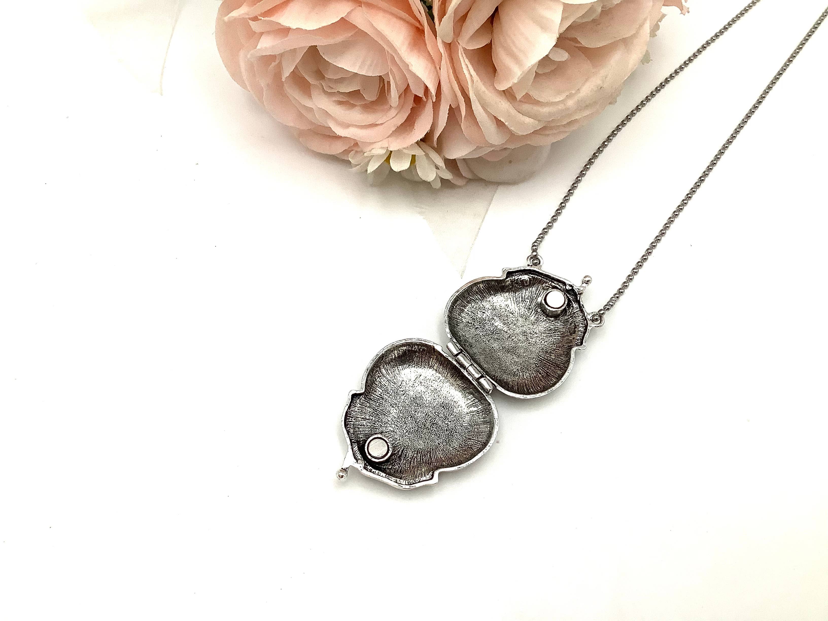 All Little Cute Things – wholesale Halsband med medaljong – Franskt viktorianskt silverhänge i form av handväska, tefestgåvor8