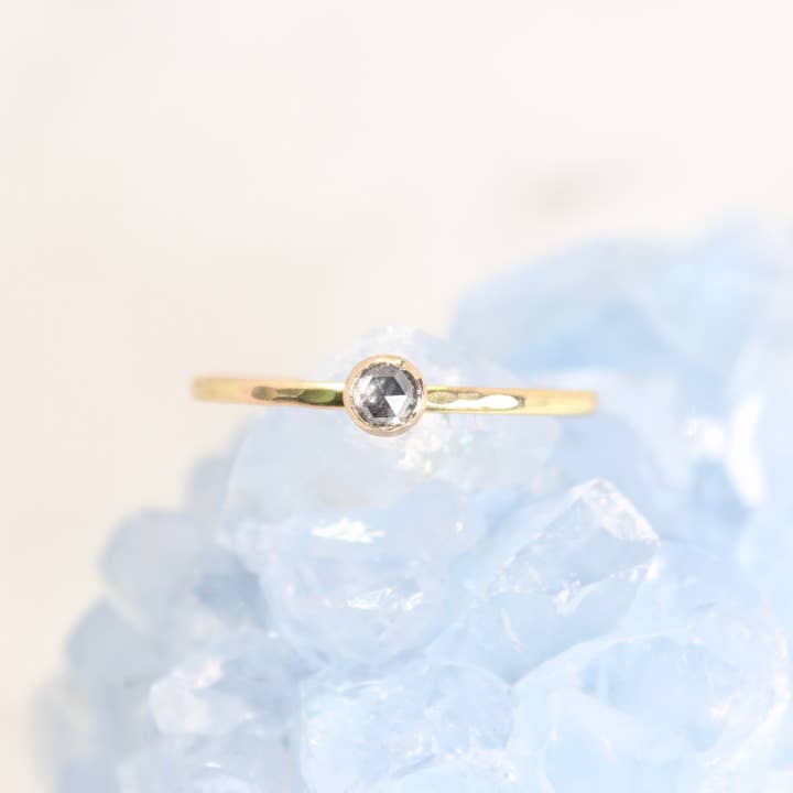 Esme – wholesale Solitairering – Salt och peppar diamantring i massivt 14 k guld