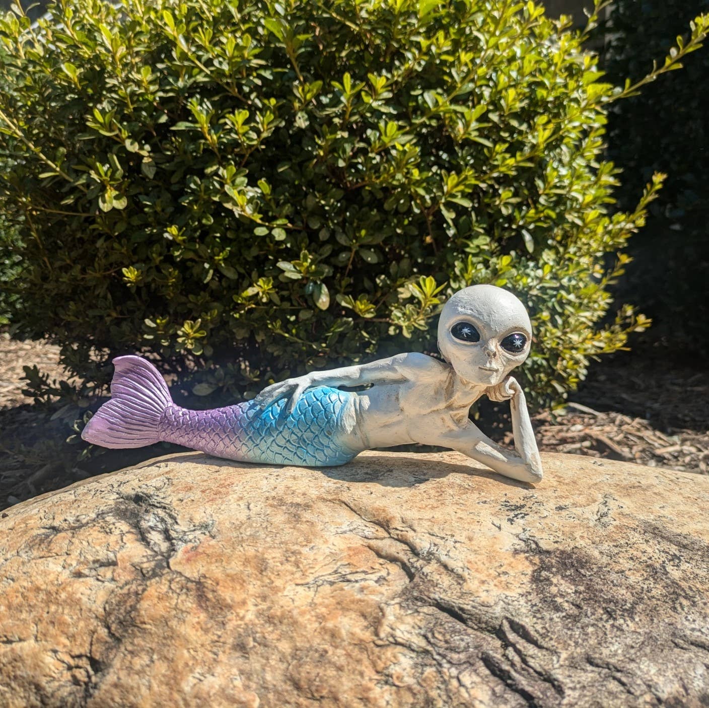 John Bernard & Company – Engroshandel Pyntefigur – Alien Invasion Sexy 10“ Liggende Merman Alien Statue Mermale1