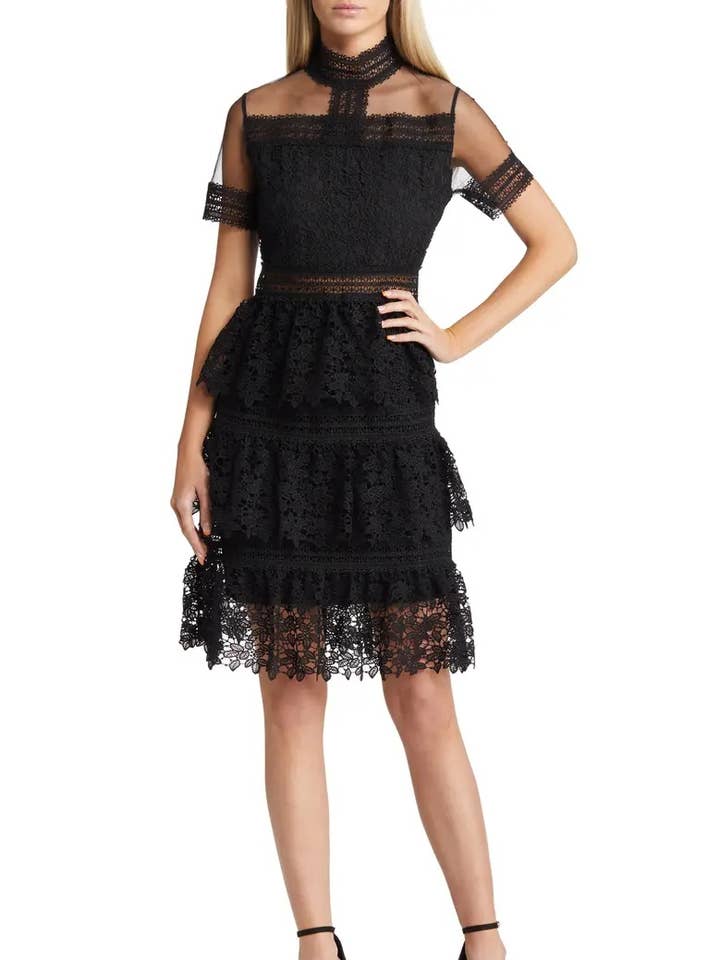 Sophia tajt klänning med hög hals i virkad spets för wholesale av Amy Lynn