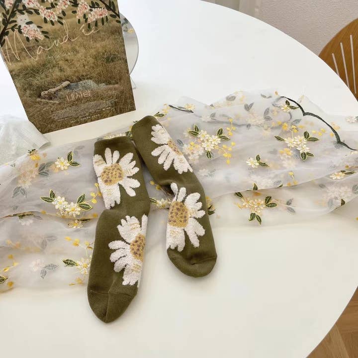 Tourtiwi - Wholesale Socks - Women's - Vintage daisy socks, asymmetric large flower socks3