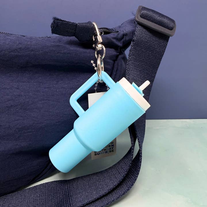 Tumbler Vattenflaska Nyckelring Väska Charm – Mini Dryckeskopp Nyckelringstillbehör för wholesale av Rainbow Unicorn Birthday Surprise