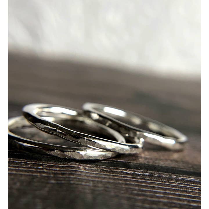 Anneaux empilables texturés pour la vente par Nevermore Fine Jewelry