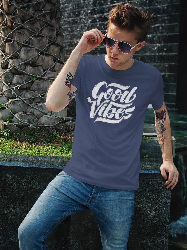 Ultrabasic - Homme Graphique Bonnes Vibrations Imprimé Lettres pour la vente par ULTRABASIC