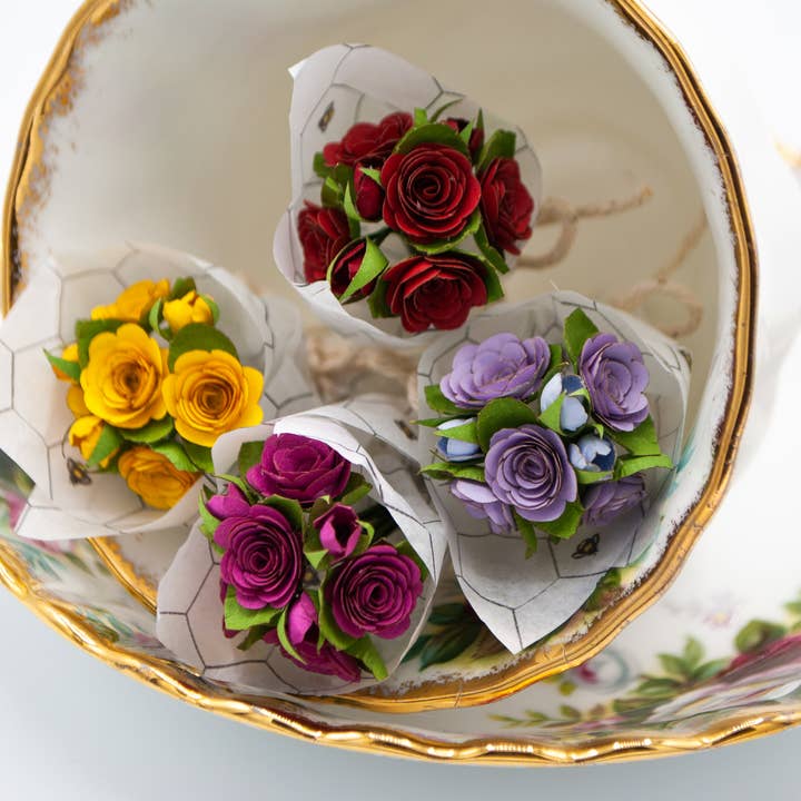 Mini papieren rozenboeket, cadeautopper, aandenken en andere Papieren roosjes wholesale inkopen. Gratis retourzendingen en een 60-dagen netto betalingstermijn op Faire.com trends op Faire.