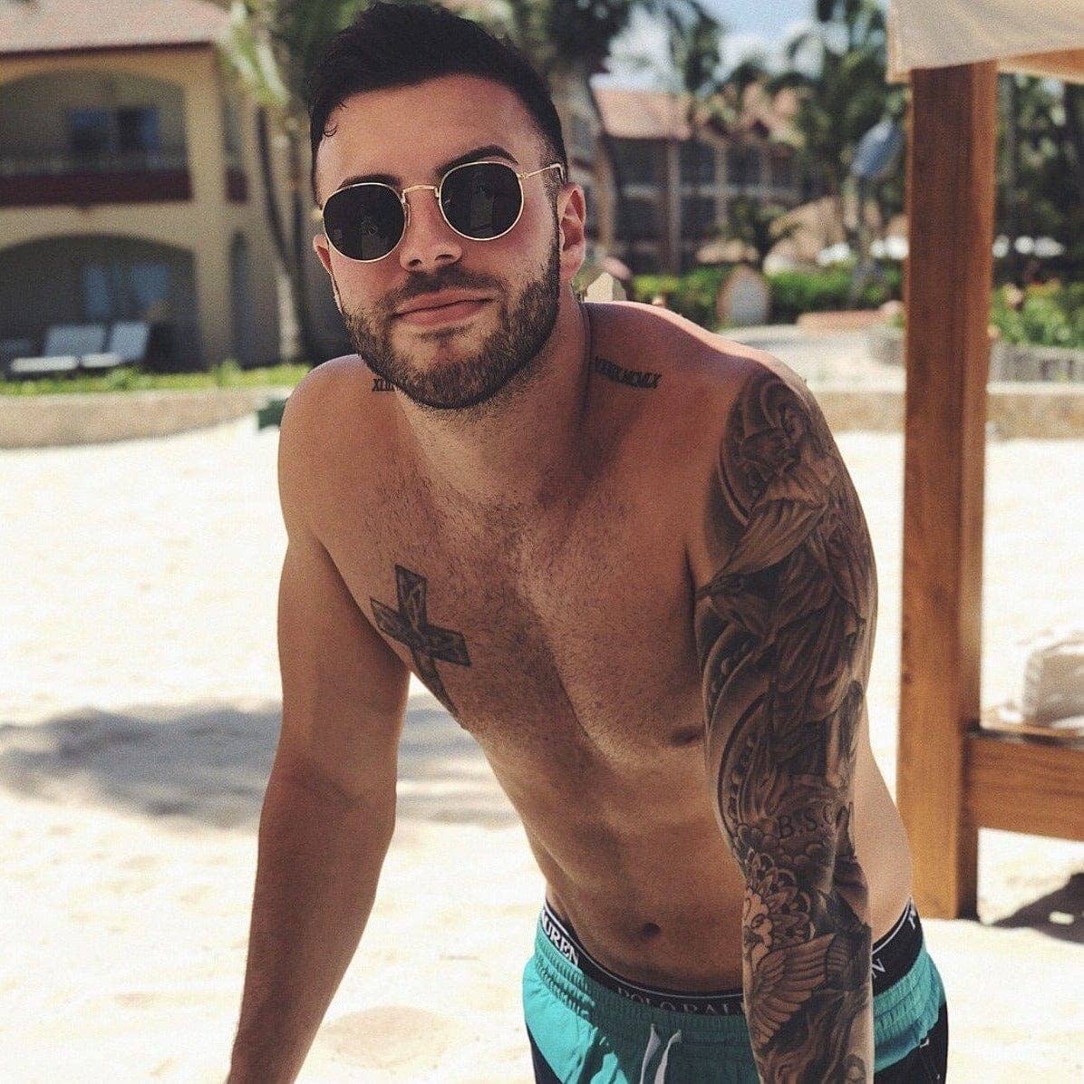 Wavey | Sunglasses - Wholesale Sunglasses - Unisex - Black Lens & Gold Frame | Round Style | Unisex & Stylish5