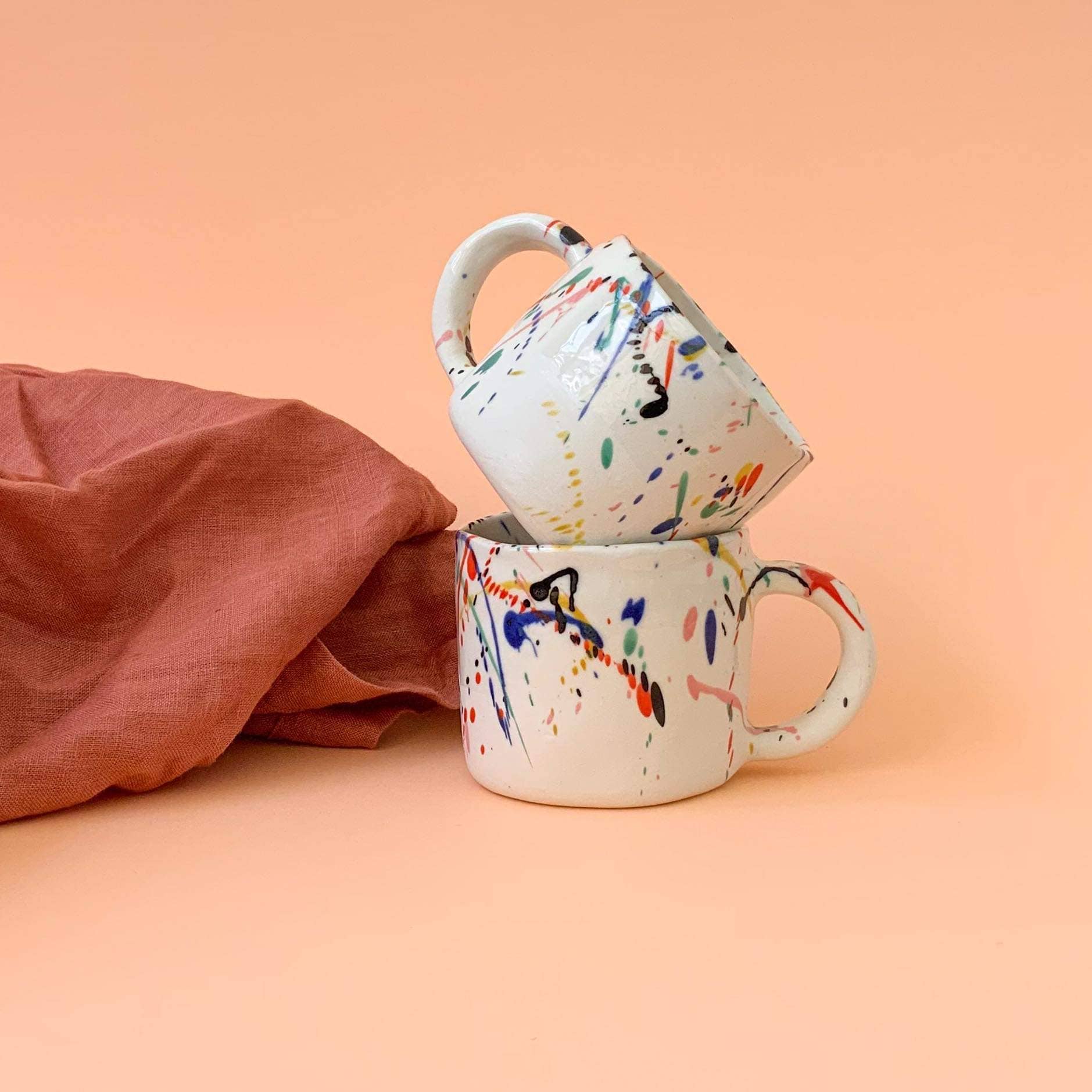 Mariana Garrastazu – Engroshandel Kaffekrus – Kunstnerisk porcelænskrus med farverige prikker4