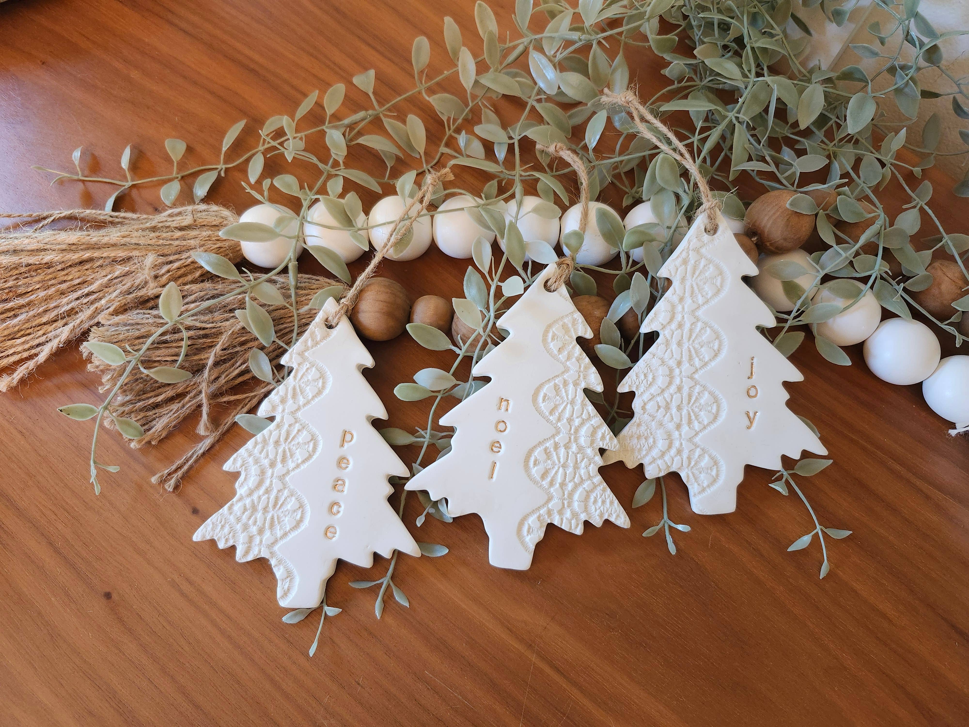 All the Things MN – wholesale Prydnad – Handgjorda julgransprydnader i lera Spetsprydnader med ord2