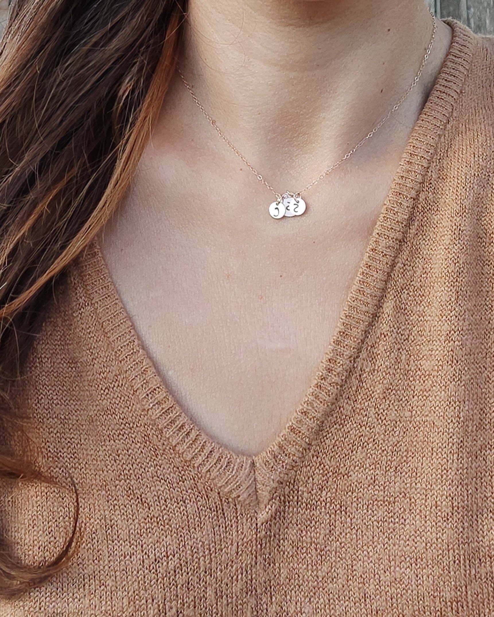 SEQAY – Großhandel Individueller Charm/Anhänger – Personalisierte Roségold Filled Plättchen Anhänger mit Initialen0