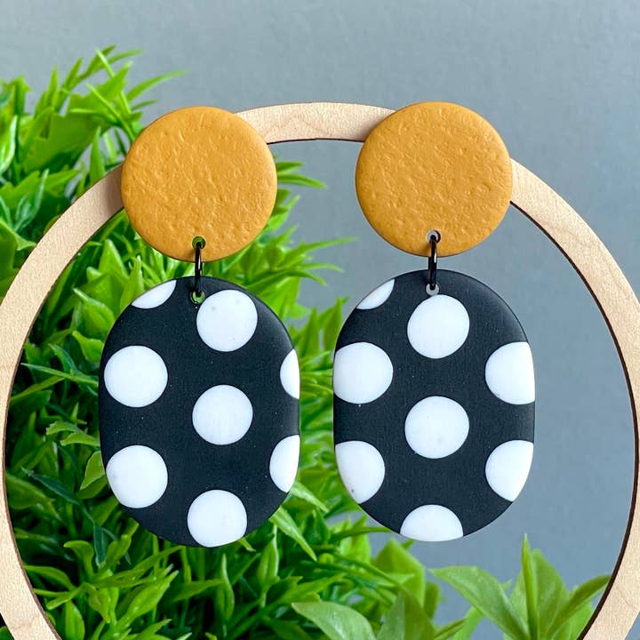 Boucles d'oreilles pendantes ovales en pâte polymère à pois pour la vente par Kay Jay Clay