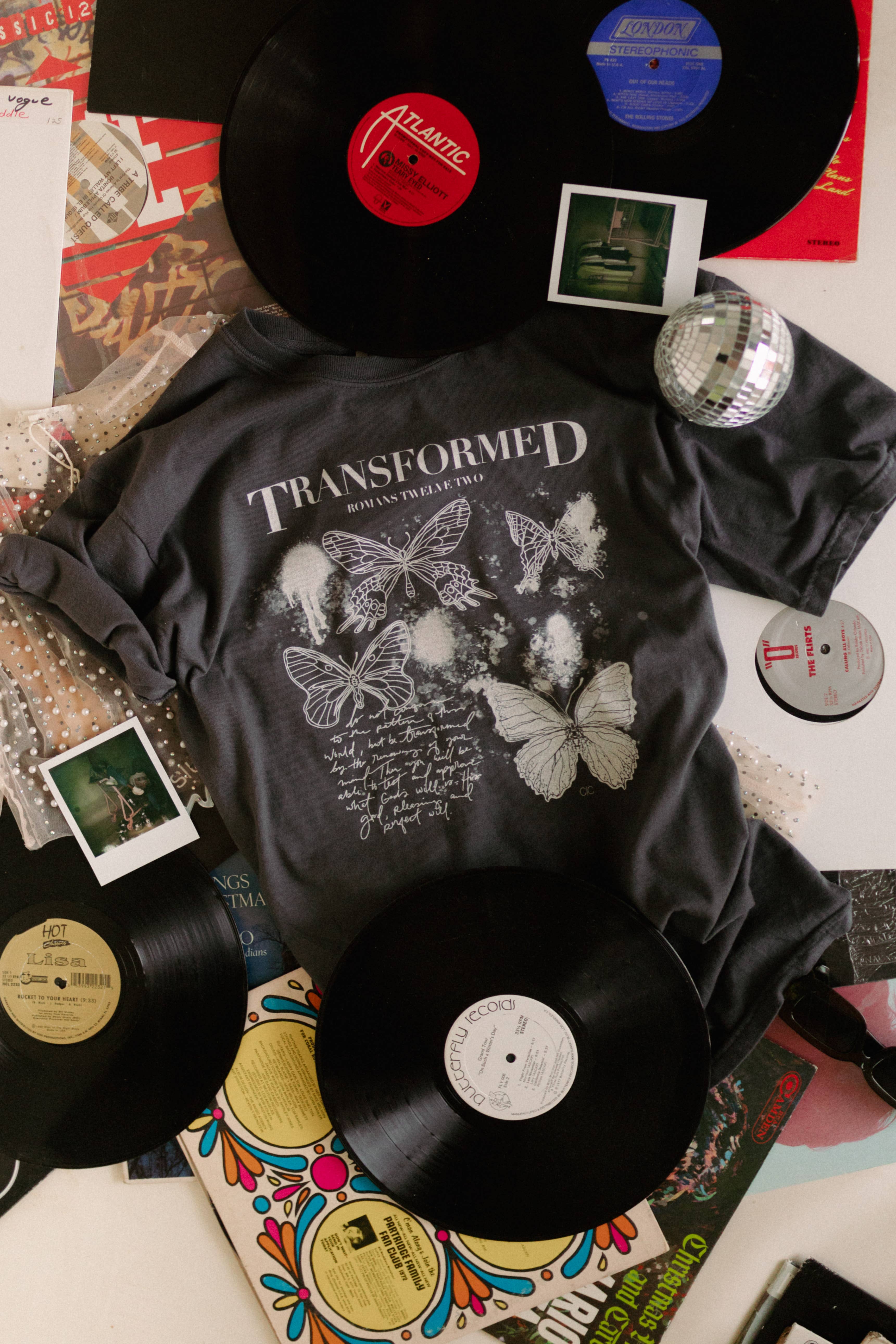 Whitney | Chaudoin Creations - Vendita all'ingrosso Maglietta stampata - Donna - T-shirt con farfalle trasformate1