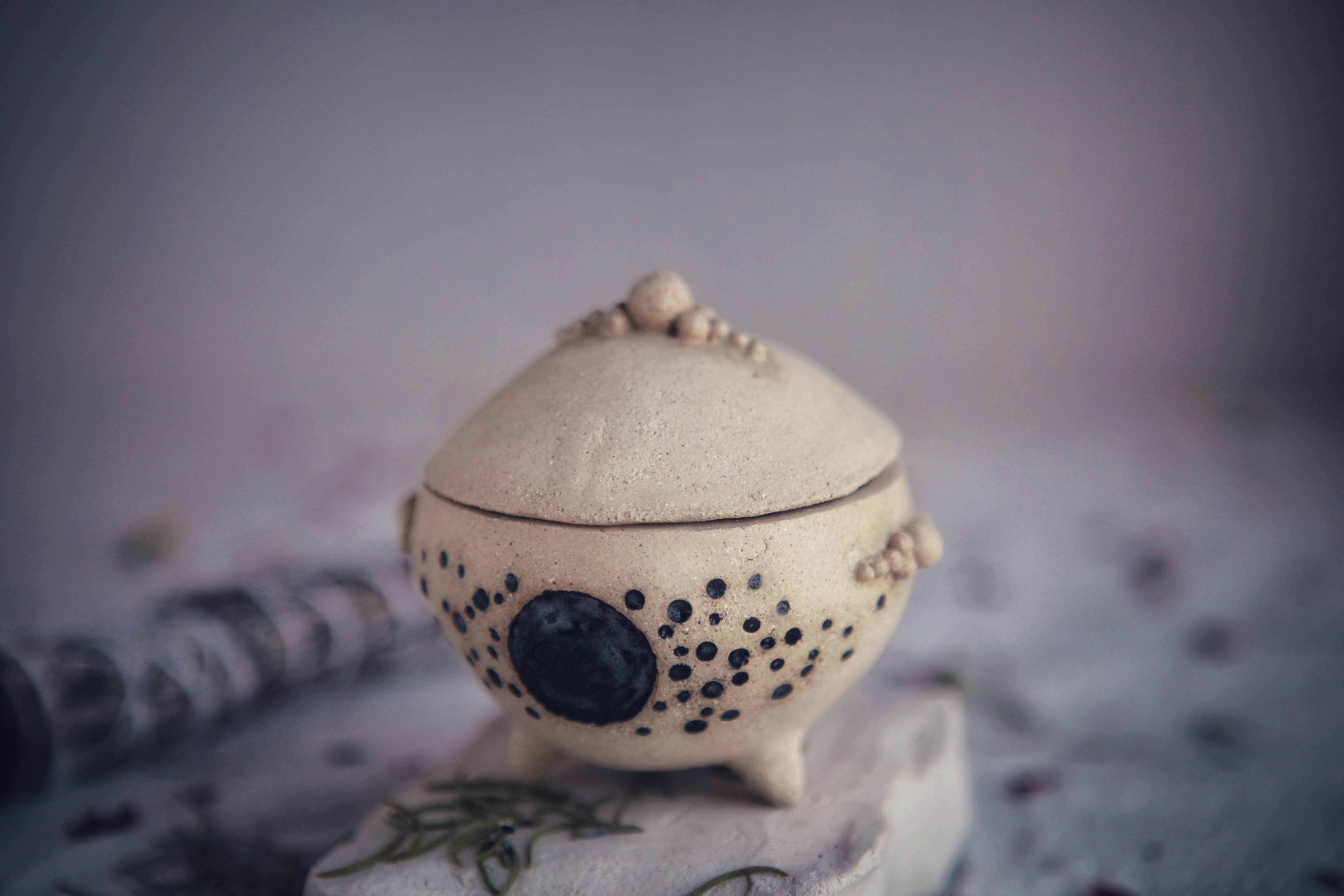 Nuria Vela Ceramica - Vente Porte-encens - Chaudron en céramique noir et blanc avec couvercle et poignées5