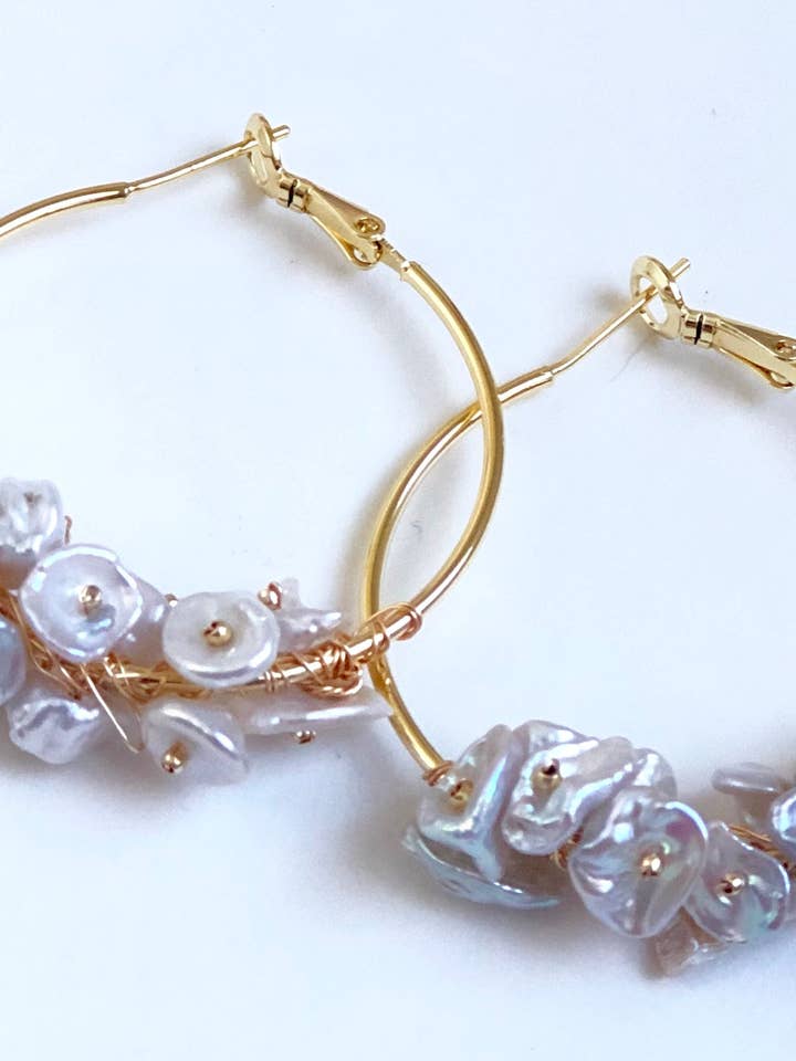 Orecchini a cerchio placcati in oro Freshwater Keshi Pearl Cluster per la vendita all'ingrosso da parte di Studio G