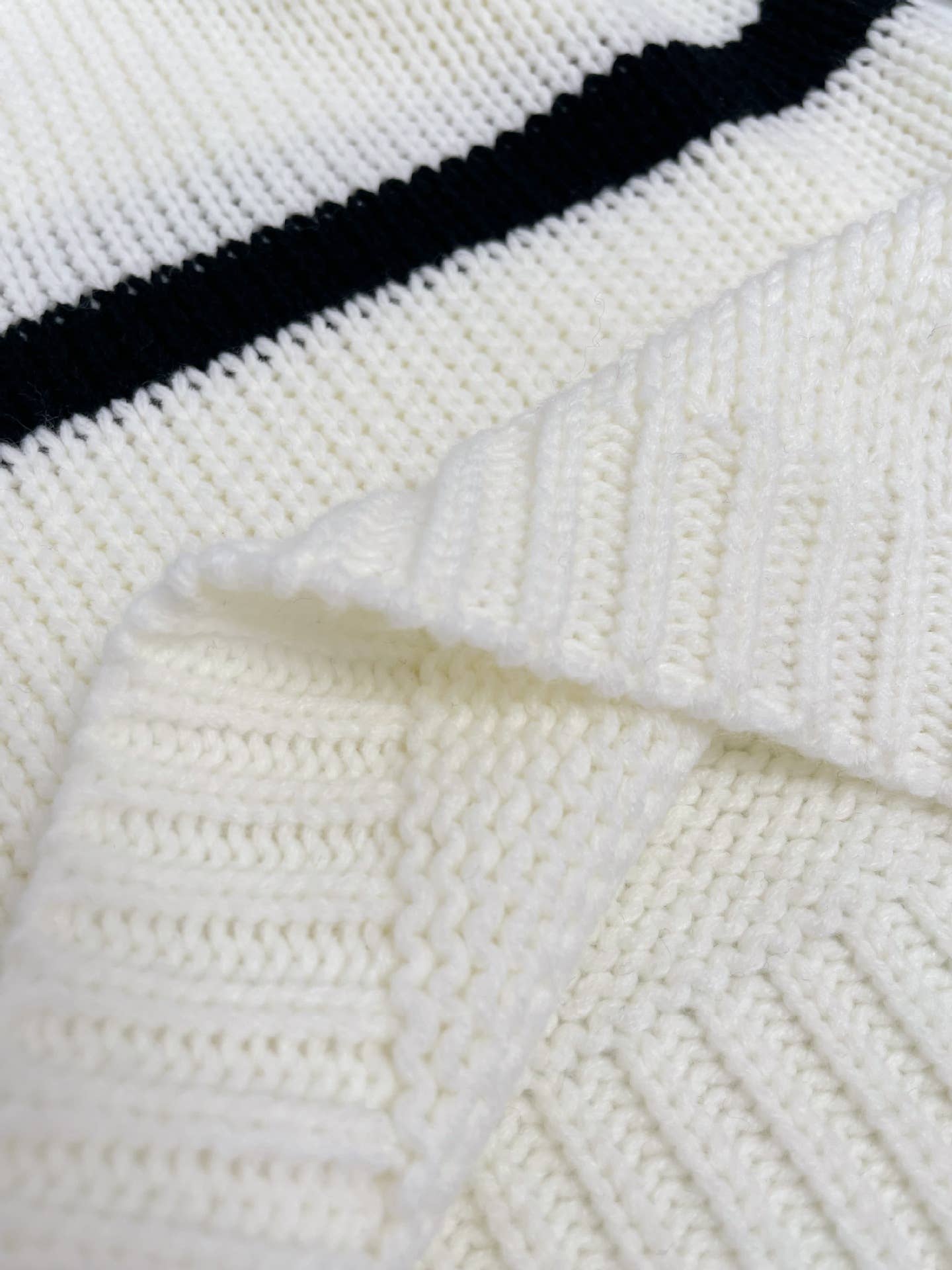 WHITE Striped V-neck sleeved chunky knitted cardigan for wholesale on Faire12