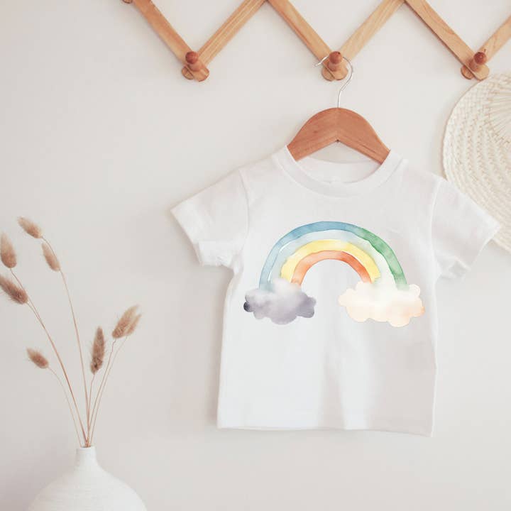 T-shirt aquarelle arc-en-ciel et nuages pour la vente par ChubbyBubbyBear