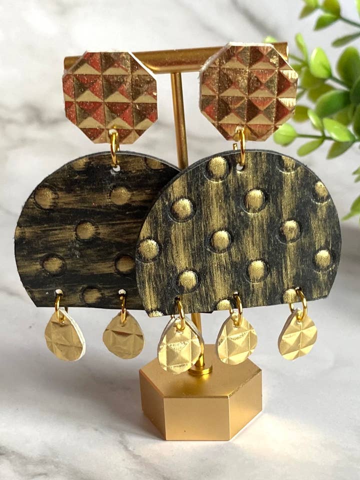 Handgefertigte florale & goldene übergroße Lederohrringe für den Großhandel von Designed By Risha