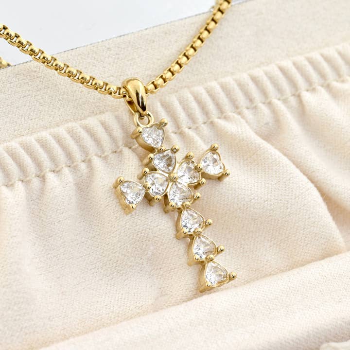 Lange kruisketting met diamantvormige hartstenen in goud of zilver voor wholesale door Blueyejewelry