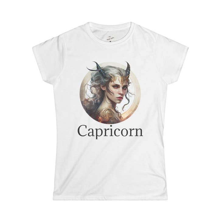 T-shirt doux pour femme Capricorne - Design astrologique du zodiaque, cadeau parfait pour les amateurs d'astrologie pour la vente par The Unique Spider