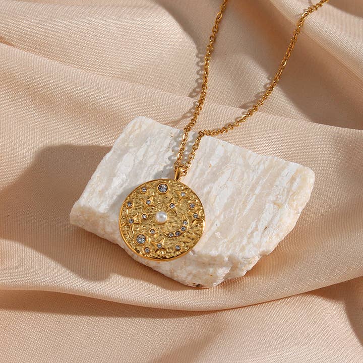 Collier pendentif texturé en acier inoxydable plaqué or 18K pour la vente par Revelari